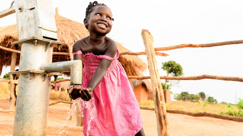 Champo (5) er heldig. Hun kan hente vann like ved der hun bor. Foto: Jason Mulikita/Fairpictures