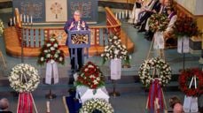 Susanne Sønderbo taler i Rosemarie Köhns begravelse. Foto: Heiko Junge/NTB