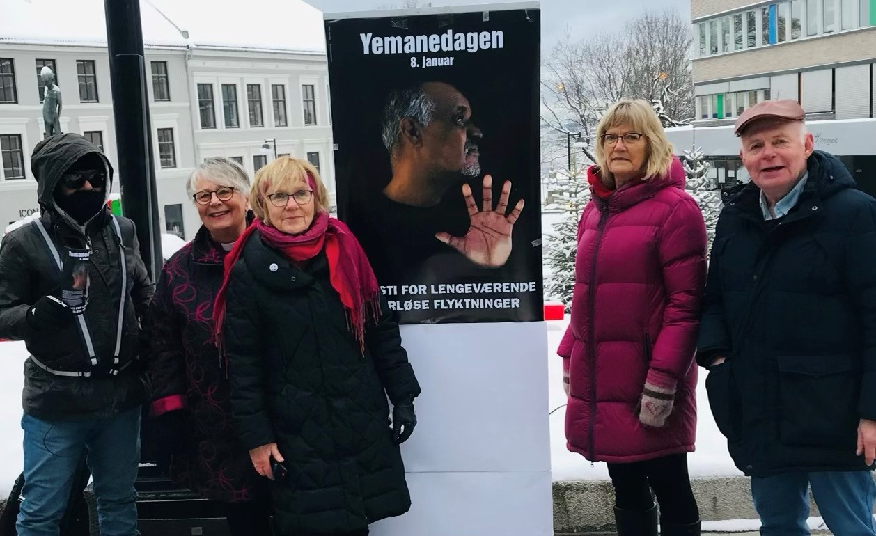 Fra markeringen. Fv. David, lengeværende papirløs fra Innlandet, biskop Solveig Fiske, Kari Nes fra arrangøren Internasjonal kvinneliga for fred og frihet avdeling Innlandet, tidligere stortingsrepresentant Karin Andersen og Bernt Wold, trubadur. Foto: Kari Nes