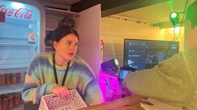 Hedda Hvindenbråten er i full sving med ansvar for aktivitetstilbud for barn i kirkekjelleren første dag på jobb som lærling. Foto: Hamar bispedømmeråd