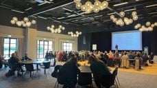 Biskop Ole Kristian Bonden innleder til allsang i konferansesalen på Olrud i Hamar. Foto: Hamar bispedømmeråd