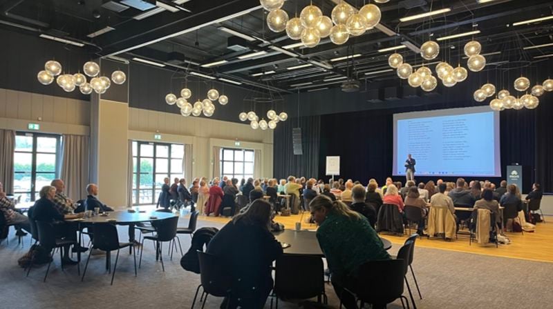 Biskop Ole Kristian Bonden innleder til allsang i konferansesalen på Olrud i Hamar. Foto: Hamar bispedømmeråd