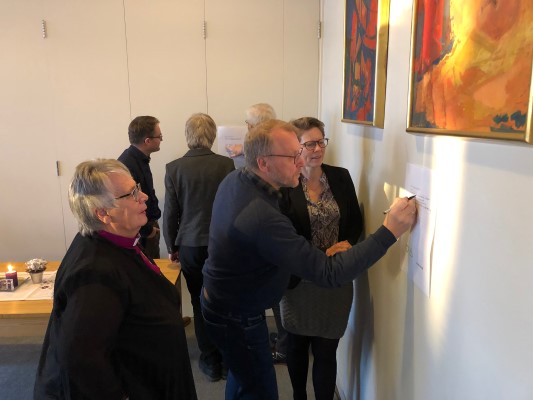 Ledere i Hamar bispedømme utarbeider forslag til tiltak under samling i 2019. Foto: Jorun Vang