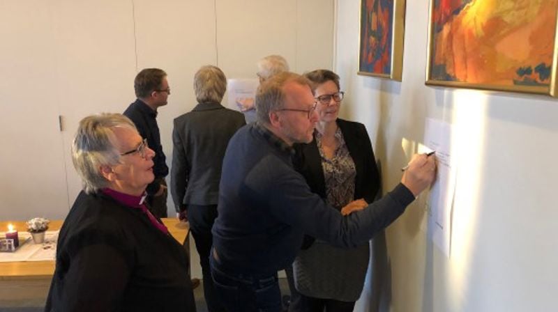 Ledere i Hamar bispedømme utarbeider forslag til tiltak under samling i 2019. Foto: Jorun Vang