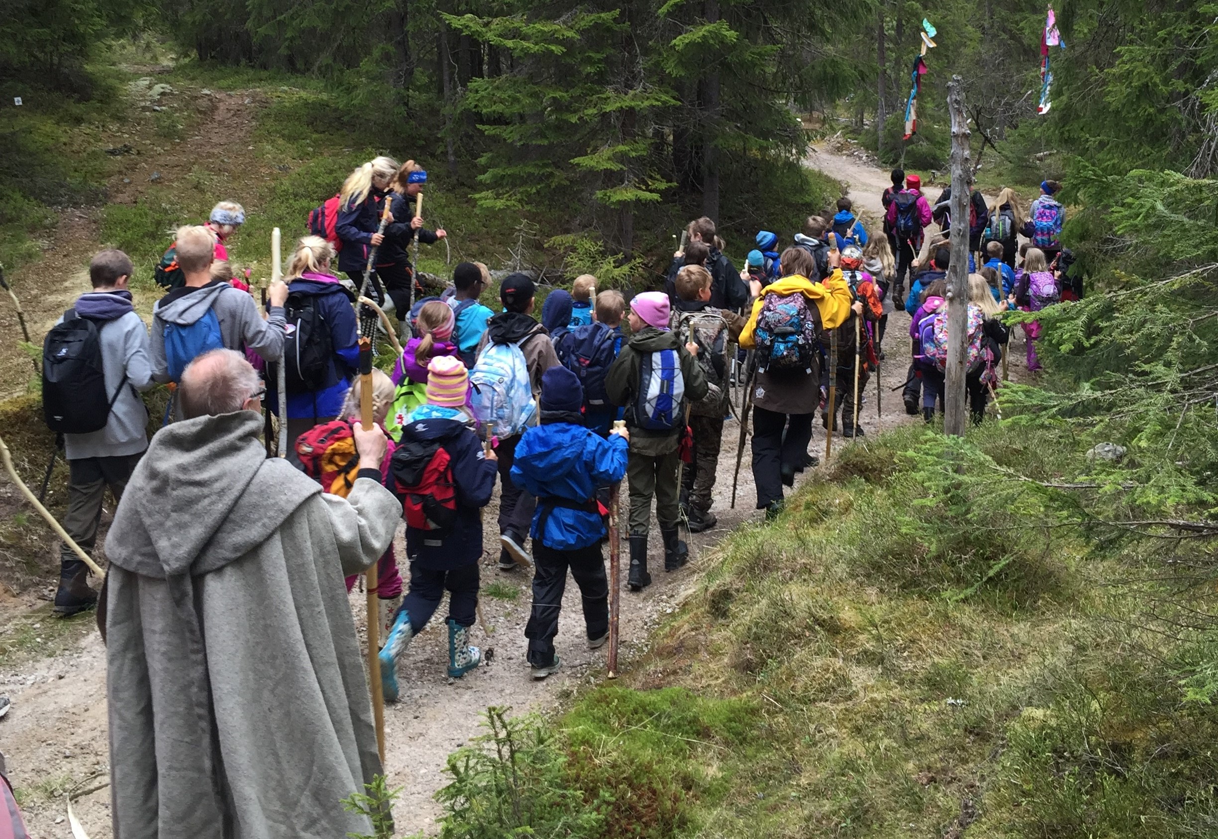 Fra pilegrimsvandring - etter samarbeid mellom pilegrimspresten i Hamar bispedømme og en skole. Foto: H. Midthun