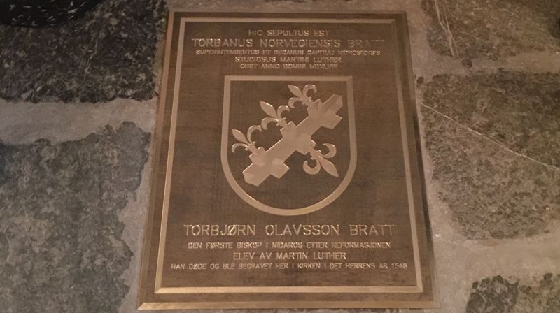 Biskop Torbjørn Olavsson Bratt får minneplakett