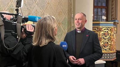 NRK Dagsrevyen vil høre biskopens mening om skolegudstjenester. Foto: Hamar bispedømmeråd.