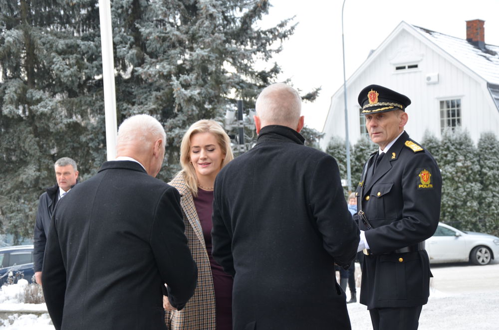 Justisminister Emilie Enger Mehl hilser på Hamarordfører Einar Busterud Foto: Hamar bispedømme