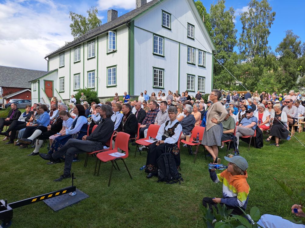 Folkefest i prestegardshagen med helsingstalar og kulturinnslag. Foto: Carl Philip Weisser