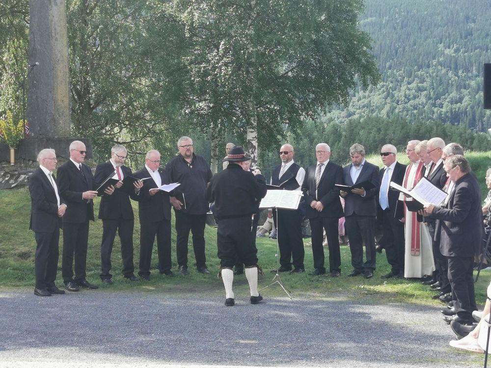 Høre mannskor song ved opninga. Foto: Liv Barbro Veimodet