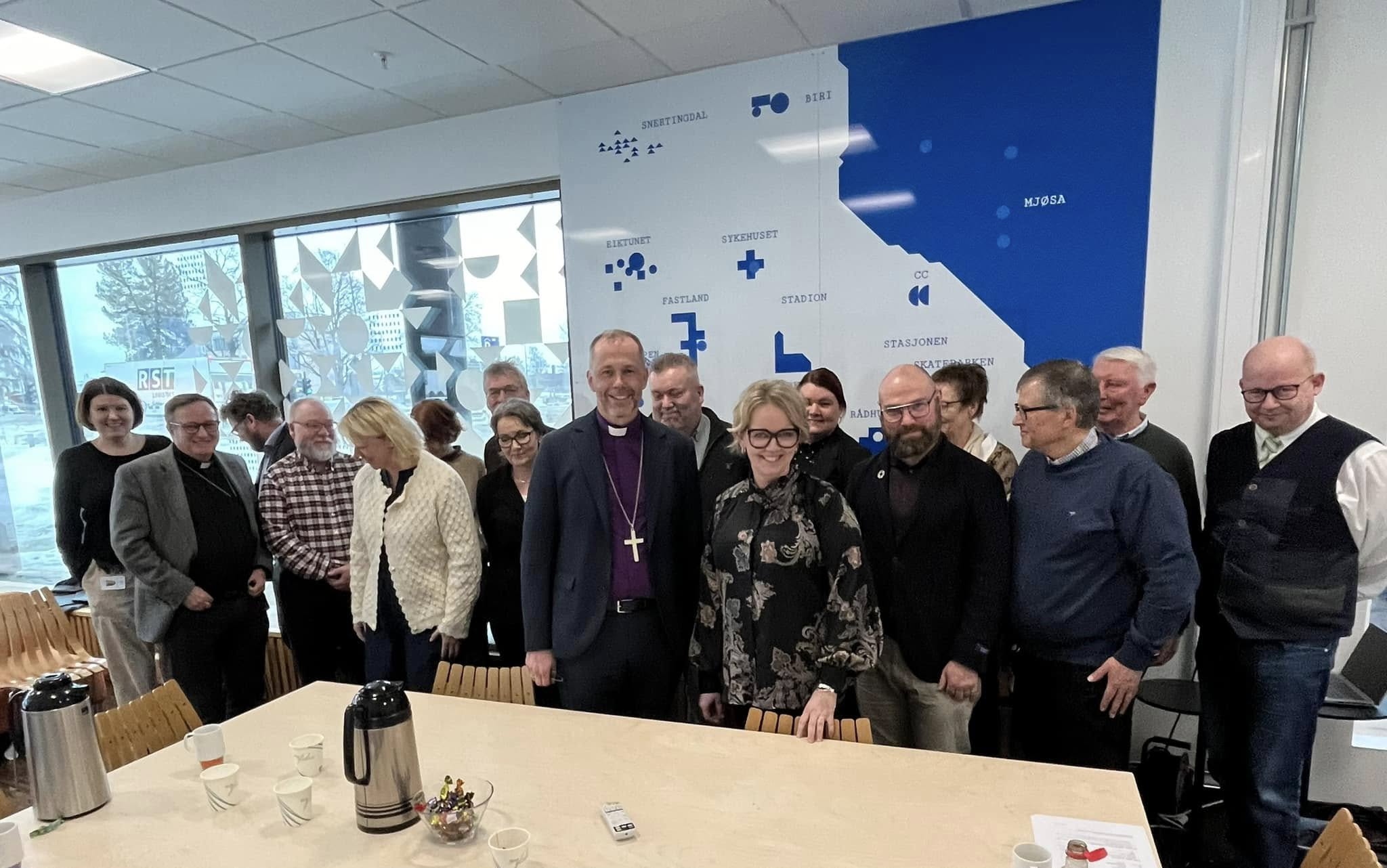 Biskop Bonden møter formannskapet i Gjøvik. Ordfører Anne Bjertnæs til høyre for biskopen. Foto: Hamar bispedømmeråd.