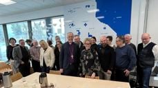 Biskop Bonden møter formannskapet i Gjøvik. Ordfører Anne Bjertnæs til høyre for biskopen. Foto: Hamar bispedømmeråd.