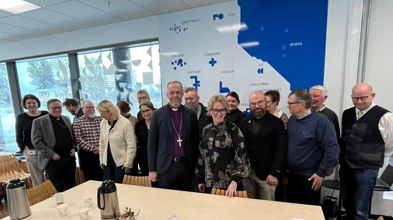 Biskop Bonden møter formannskapet i Gjøvik. Ordfører Anne Bjertnæs til høyre for biskopen. Foto: Hamar bispedømmeråd.