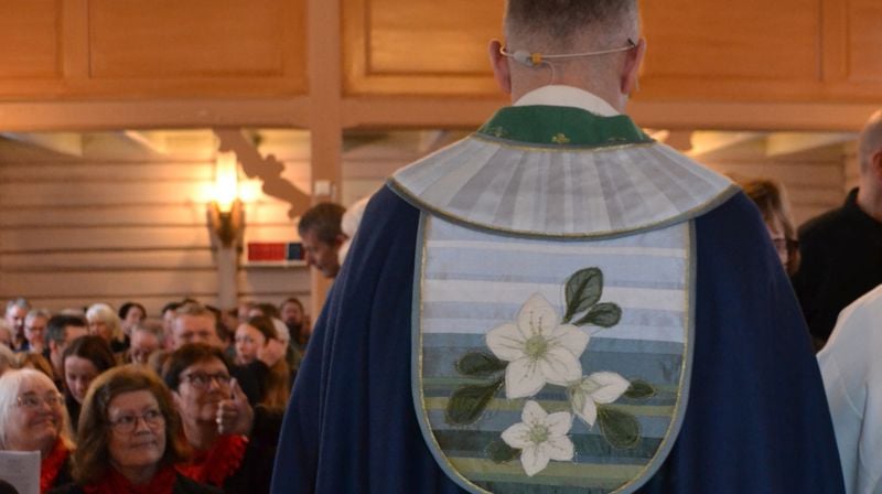 Under visitasen i Engerdal ble den nye bispekåpa tatt i bruk for første gang. Foto: Vivann Vestad Nesheim