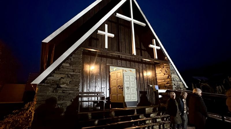 I Øyjar kapell var det folkemusikk-kveld ein av visitasdagane. Foto: Inger Johanne Østby