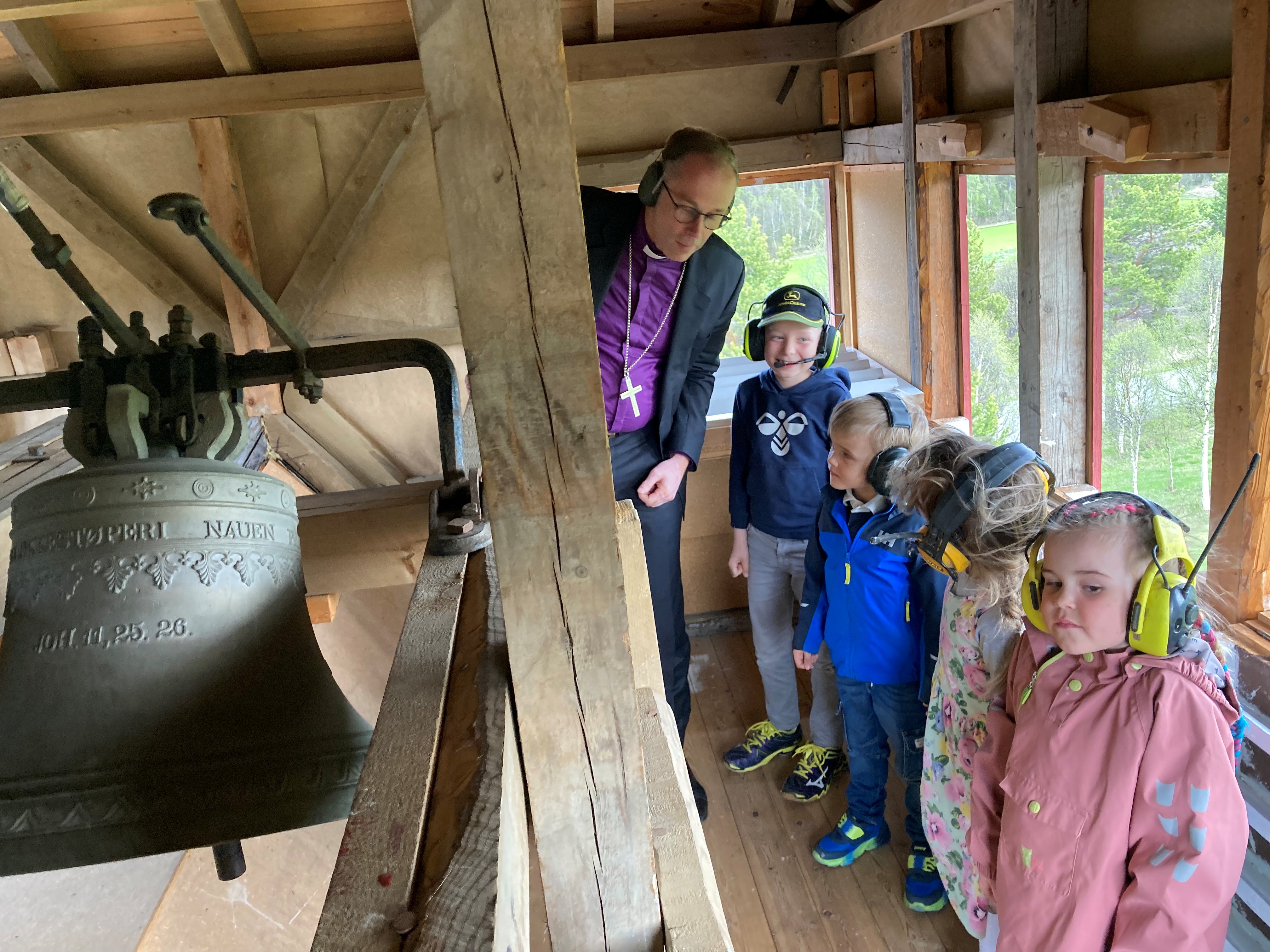 I Dalsbygda tok ungene med seg biskopen opp i kirketårnet. Foto: Stig Johnsbråten