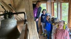 I Dalsbygda tok ungene med seg biskopen opp i kirketårnet. Foto: Stig Johnsbråten