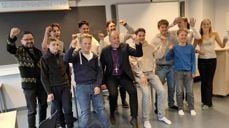 Biskopen ble grillet da ungdommene stilte godt forberedte spørsmål under besøket på ungdomsskolen. Foto: Thomas Tinglum