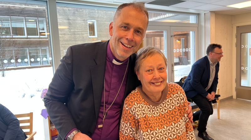 Mange ville gjerne slå av en prat med biskopen. Foto: Karin Fristad.