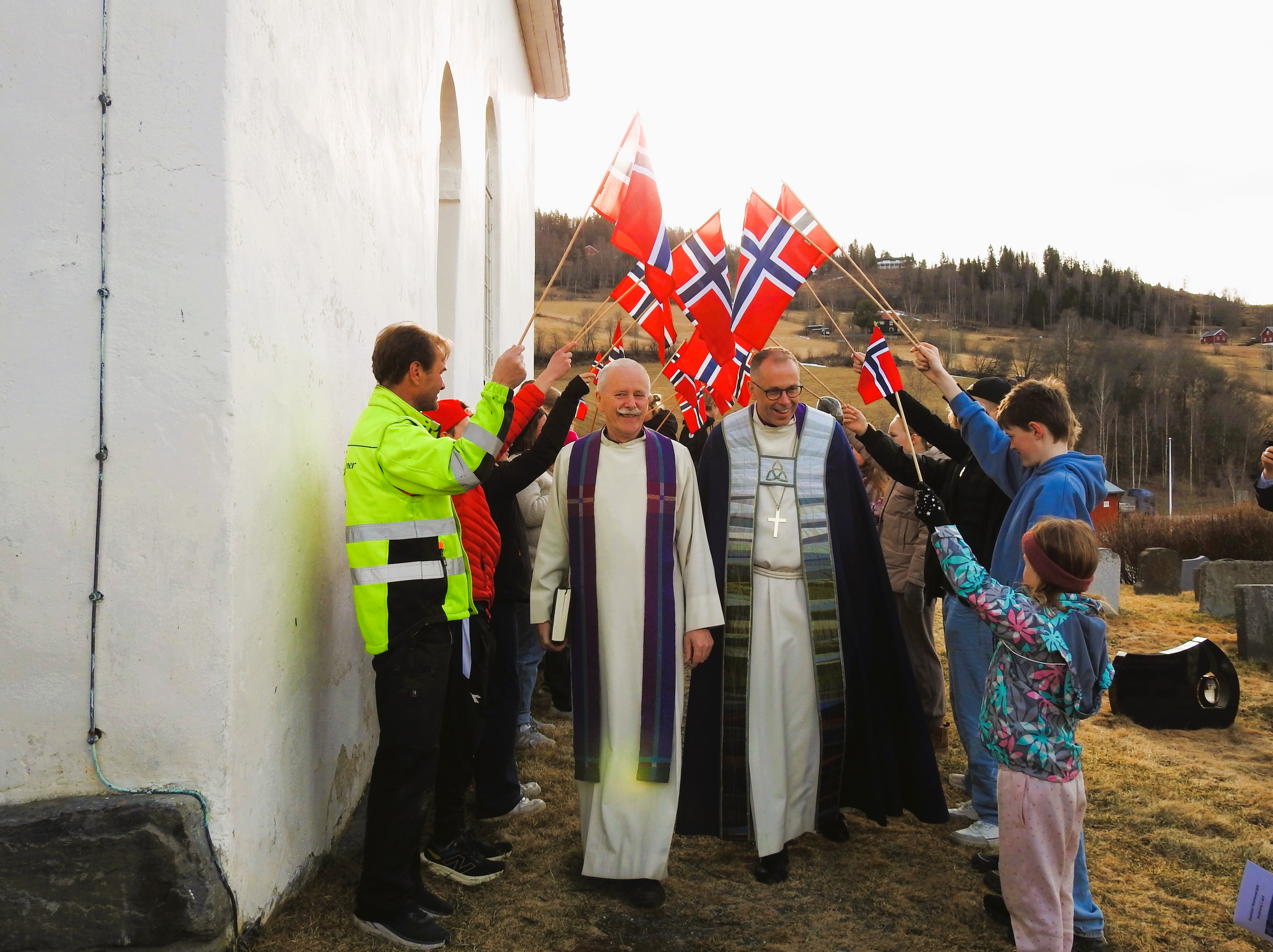 Åpning av visitas i Nord-Aurdal med flaggborg ved Ulnes kyrkje. Foto: Hans Enger.