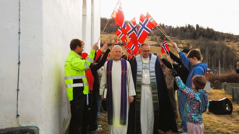 Åpning av visitas i Nord-Aurdal med flaggborg ved Ulnes kyrkje. Foto: Hans Enger.