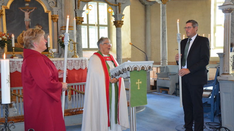 Kåpen fra 1996 ble brukt som reisebispekåpe. Her under gudstjeneste i Sør-Fron kirke 2021 med daværende biskop Solveig Fiske. Foto: Hamar bispedømmeråd.