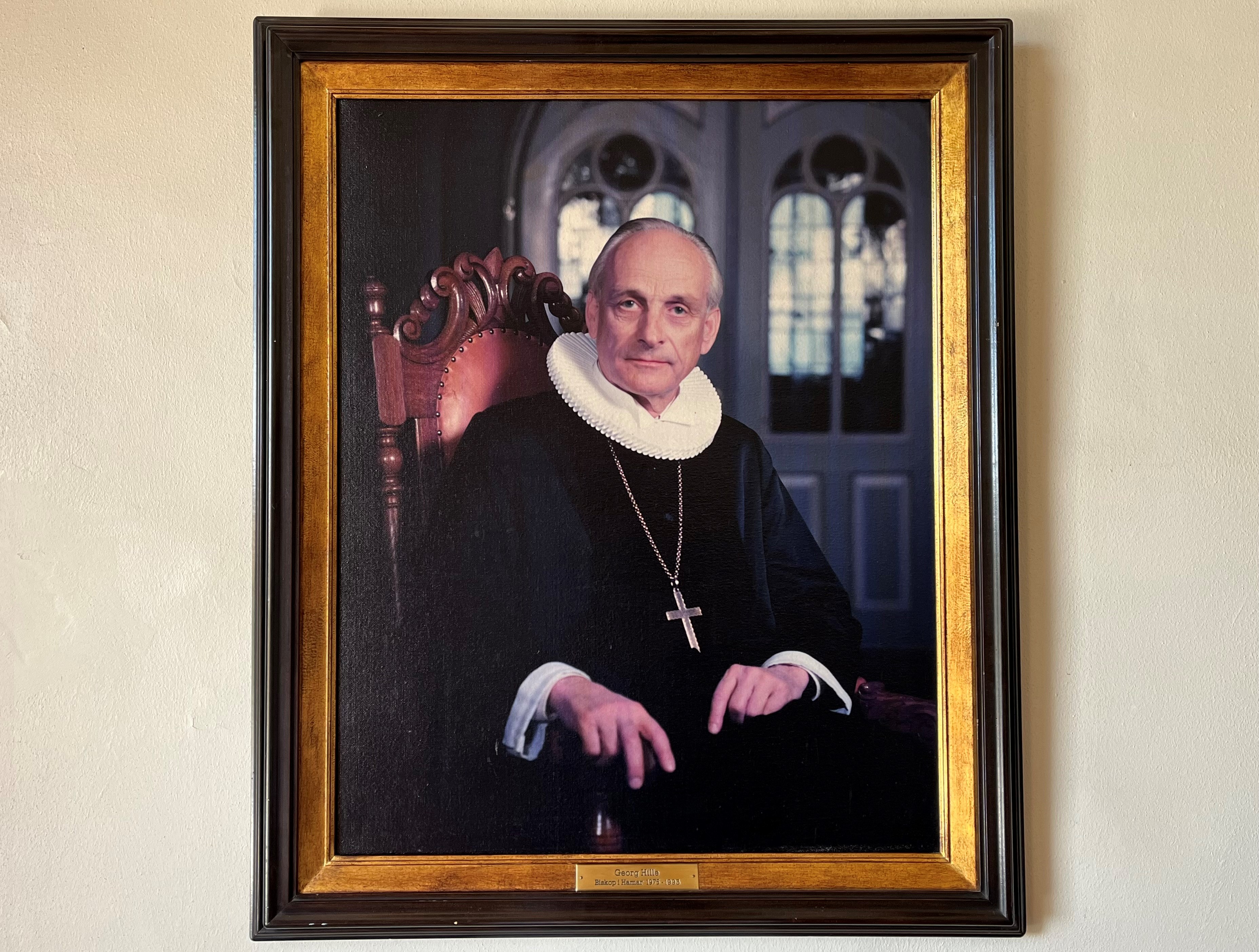 Dette portrettet av biskop emeritus Georg Hille henger i våpenhuset i Hamar domkirke. Foto: Gunnar Klingwall