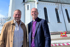 Hamar Biskop  Ole Kristian Bonden og daglig leder for Biskop Roses stiftelse Arve Juritzen viser hvor statuen av Biskop Rose avdukes lørdag 20. mai.