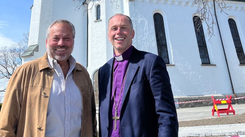 Hamar Biskop  Ole Kristian Bonden og daglig leder for Biskop Roses stiftelse Arve Juritzen viser hvor statuen av Biskop Rose avdukes lørdag 20. mai.