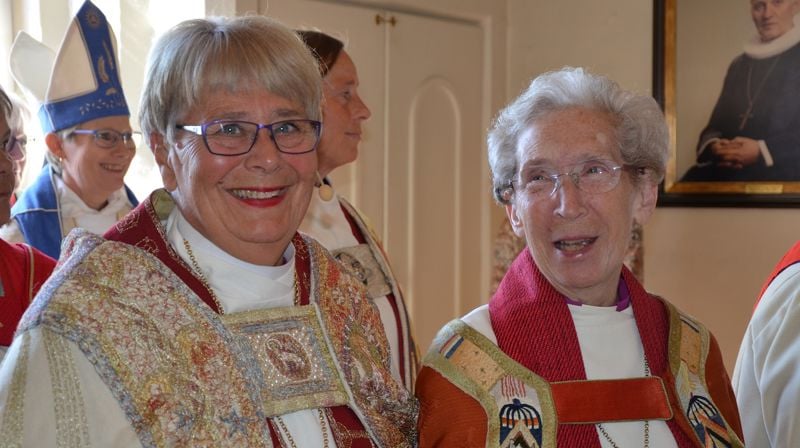 Biskop Solveig Fiske og biskop emerita Rosemarie Köhn på vei inn til jubileumsgudstjeneste. Foto: Liv Torhild Bråthen