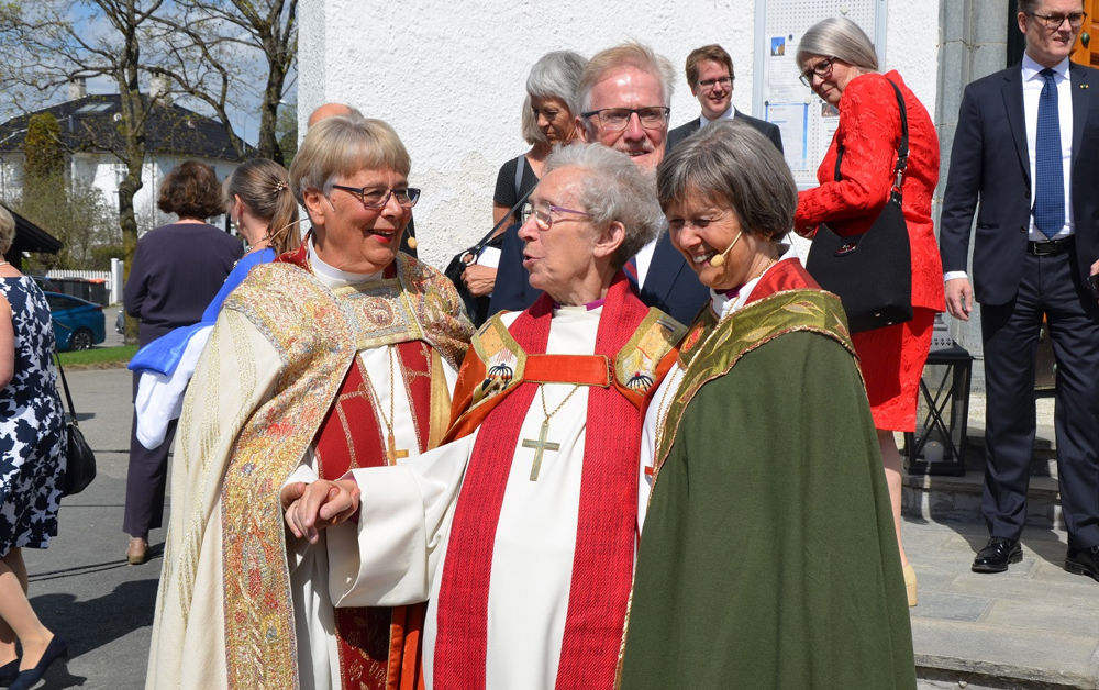 Biskop Solveig, biskop em. Rose og preses Helga møter folket på kirkebakken. Gudmund Hernes i bakgrunnen.