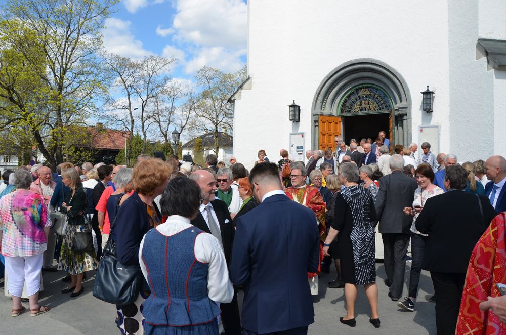 Folksomt på kirkebakken