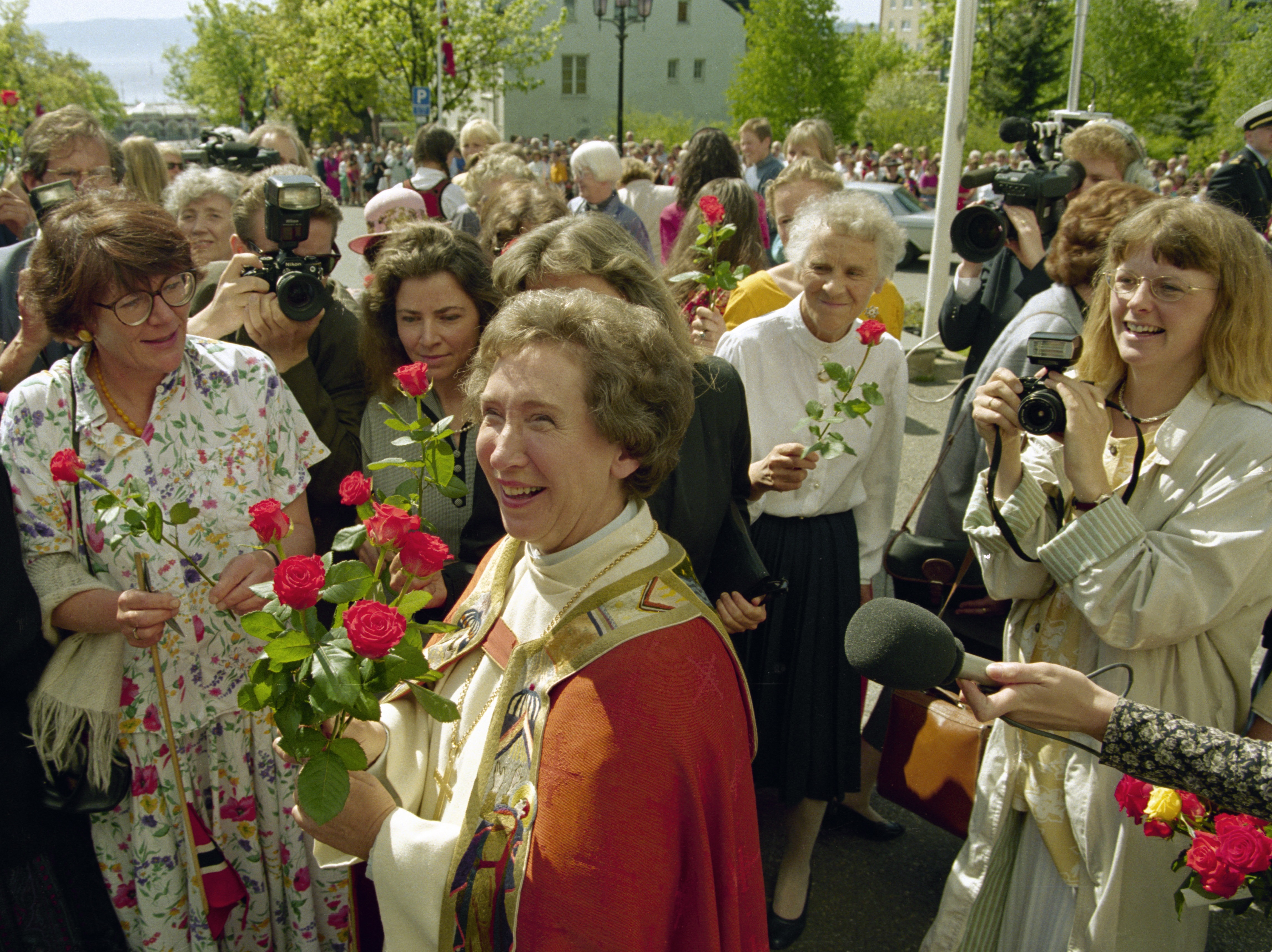 Den nyvigslede biskop Rose møter folket på kirkebakken. Foto: Bjørn Sigurdsøn / NTB scanpix