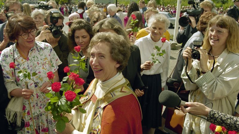Den nyvigslede biskop Rose møter folket på kirkebakken. Foto: Bjørn Sigurdsøn / NTB scanpix