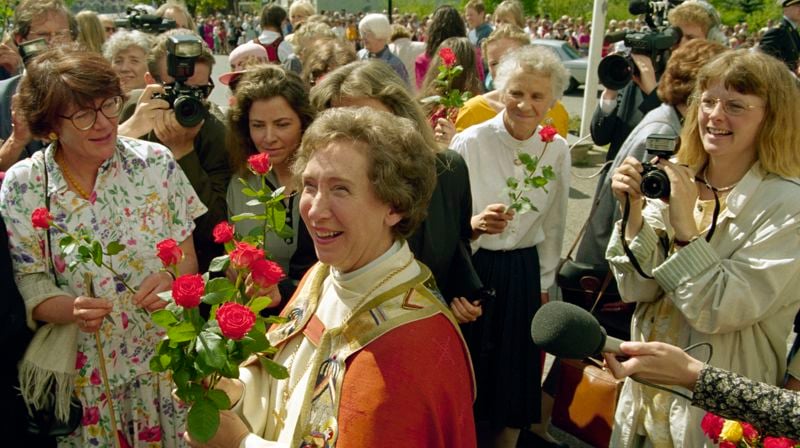 Den nyvigslede biskop Rose møter folket på kirkebakken. Foto: Bjørn Sigurdsøn / NTB scanpix
