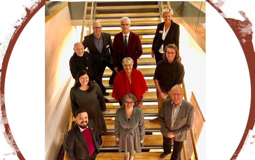 Delegasjonen fra Hamar bispedømme på Kirkemøtet 2020. Thomas Tinglum og Iselin Vistekleiven står bak hverandre i trappa til venstre. Foto: Kirken.no/Hamar