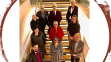 Delegasjonen fra Hamar bispedømme på Kirkemøtet 2020. Thomas Tinglum og Iselin Vistekleiven står bak hverandre i trappa til venstre. Foto: Kirken.no/Hamar