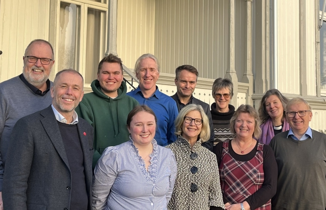 Hamar bispedømmeråd er samlet til siste møte før jul 2025. Bak fv: Ole Jacob Dyrnes, Adrian Sagvold Grøndahl, Sveinung Moesgaard Skjesol, stiftsdirektør Freddy Knutsen, Oddfrid Eriksrud (for Vidar Haugen), Therese Wagle Bazard. Foran fv: Biskop Ole Kristian Bonden, Vanja Hole Joramo, Anne Kristine Rossebø, Bispedømmerådets leder Kjersti Drtina Øversveen, Gunnstein Endal. Foto: Hamar bispedømmeråd. 