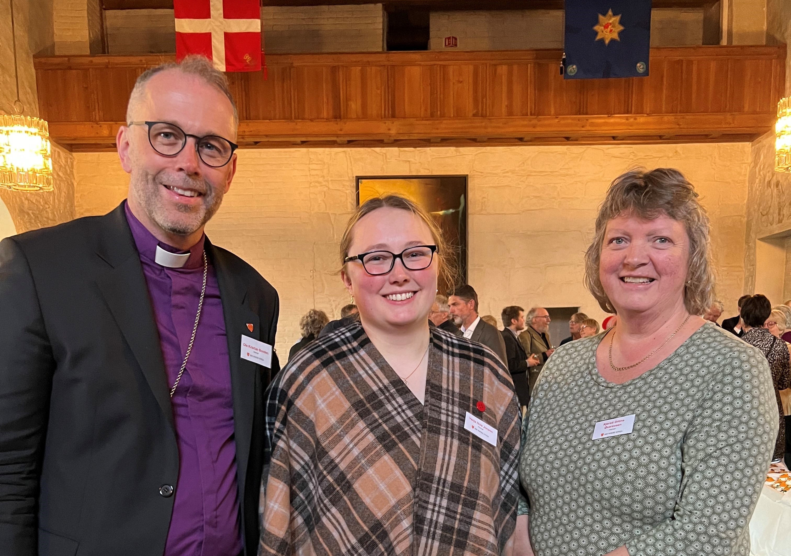 Vanja Hole Joramo skal representere Hamar bispedømme i det nasjonale styret de neste fire årene. Hun får støtte fra biskop Ole Kristian Bonden og bispedømmerådets leder Kjersti Drtina Øversveen. Foto: Hamar bispedømmeråd.