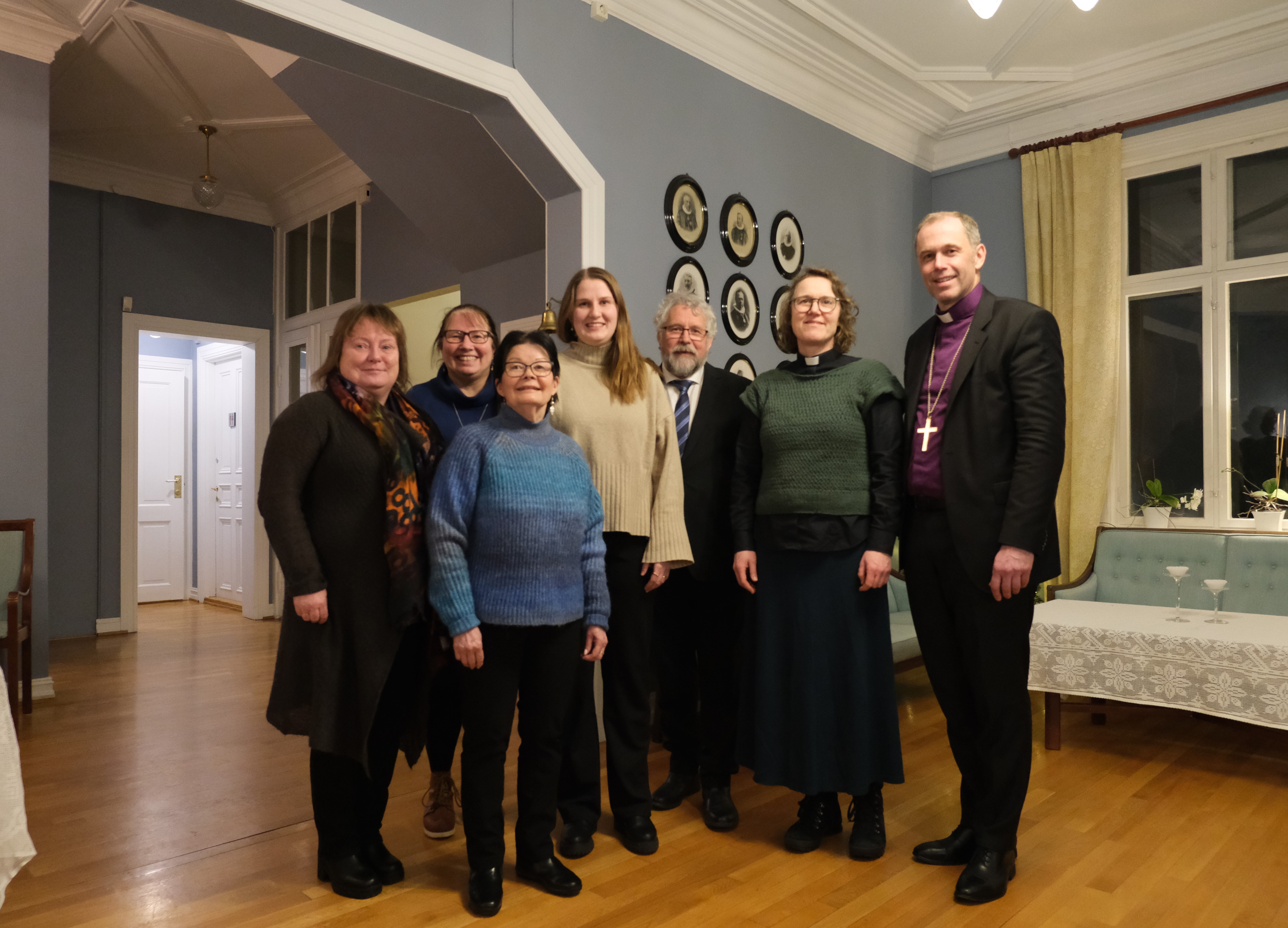 Utvalget desember 2023 fv. rådgiver Gunnhild Hauge Bjørdal, samiske representanter Irene Kvitfjell og Siv Bakken, skogfinske representanter Veronika Moen og Terje Audun Bredvold, prest Hanne Moesgaard-Skjesol, biskop Ole Kristian Bonden. Foto: Hamar bispedømmeråd