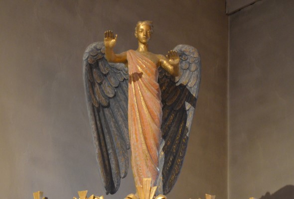 Engel over prekestolen i Hamar domkirke. Foto: Hamar bispedømme (Liv Torhild Bråthen))