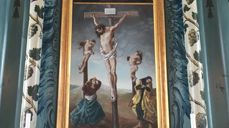 Utsnitt fra altertavlen i Lunde kirke i Nordre Land. Altertavlen er malt av Peder Aadnes, en av 1700-tallets meste kjente bygdemalere. Aadnes var fra Odnes i Søndre Land. Foto: Britt Agnethe Enemo.