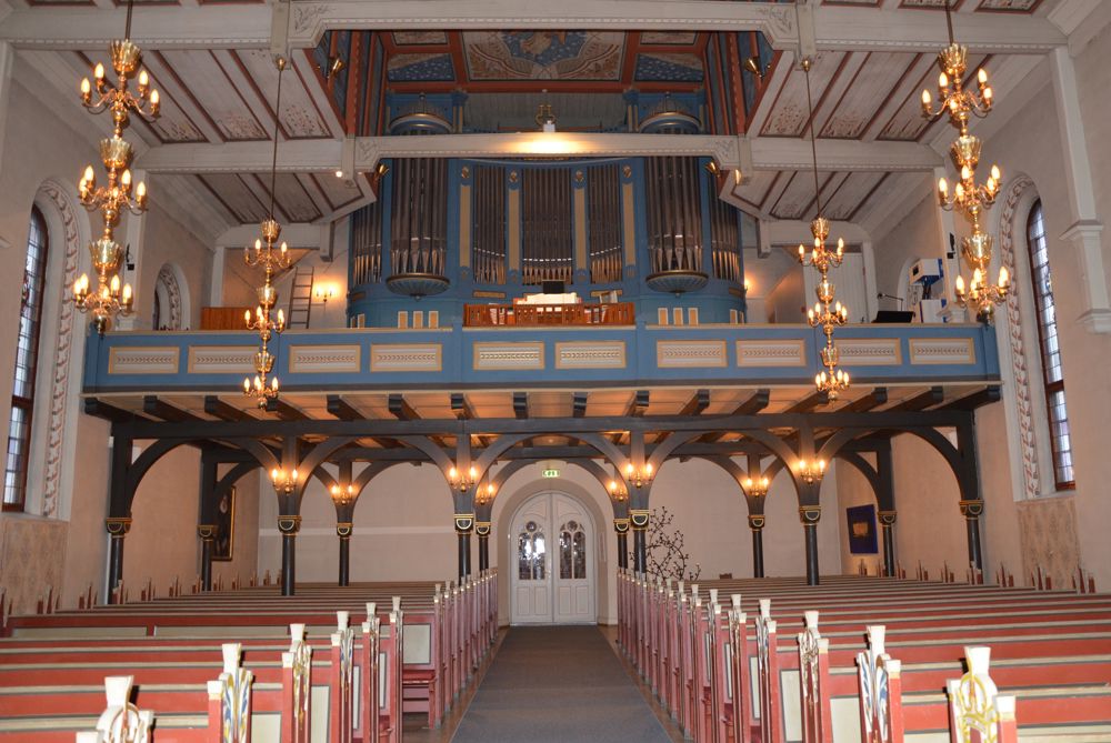 Kirkerommet, sett mot galleri og orgel