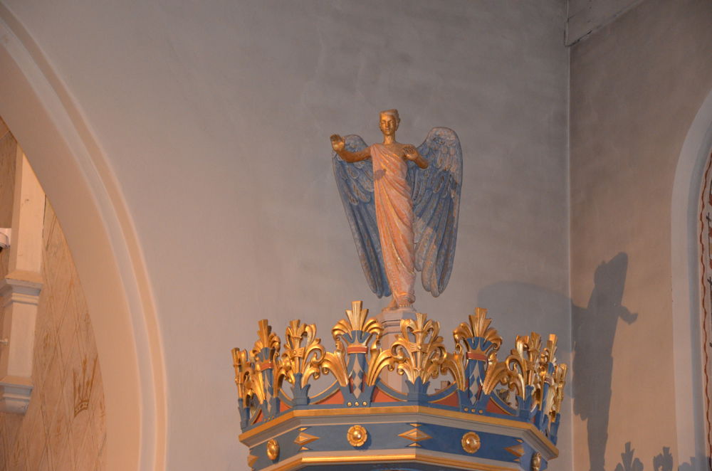 Engelen over prekestolen er skåret av Ragnhild Butenschön