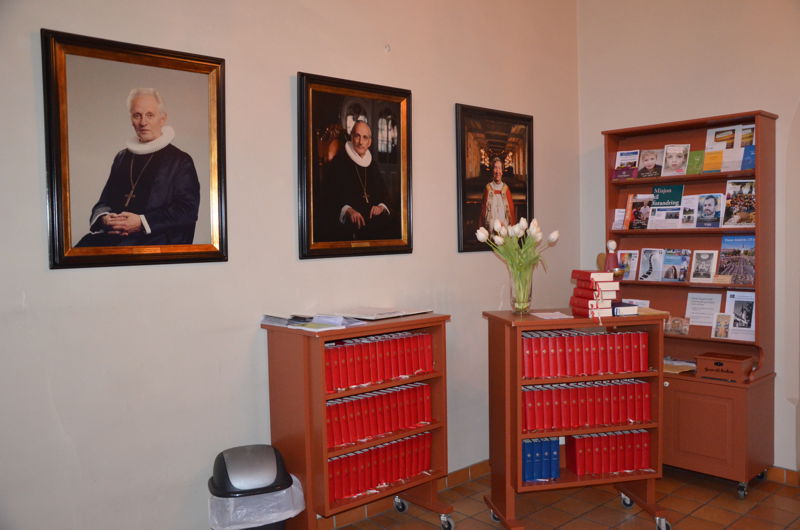 Portrettveggen i Hamar domkirke vil kompletteres med portrett av biskop em. Solveig Fiske. Foto: Hamar bispedømmeråd