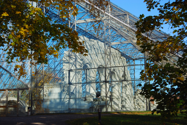 Bildet viser et tidsspenn fra da Hamardomen ble bygd på 1100-tallet til glassoverbygget sto ferdig i 1998. Foto: Aslaug S. Haugen
