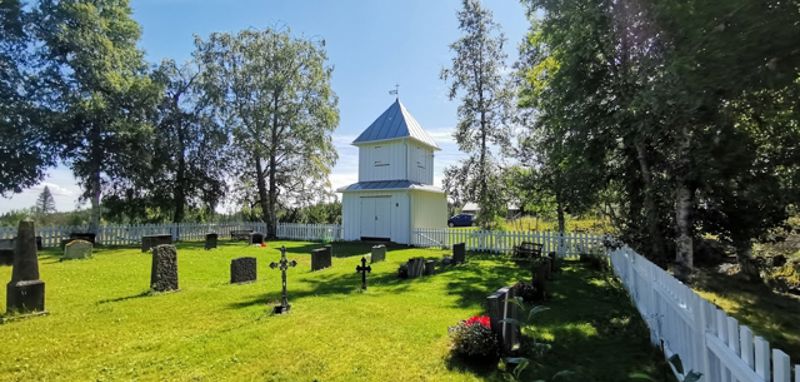 Åsli klokketårn og gravplass. Foto: Lasse Madsstuen Sveen