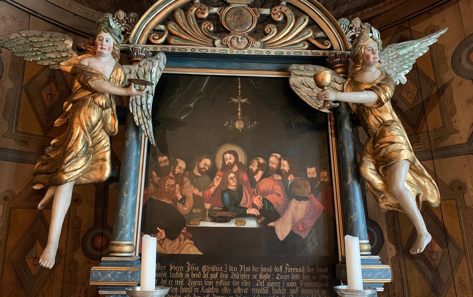 Altertavle frå Lom stavkyrkje frå 1669. Innramminga er frå 1721, av treskjerar Jakop Seterdalen. Foto: Britt Agnethe Enemo