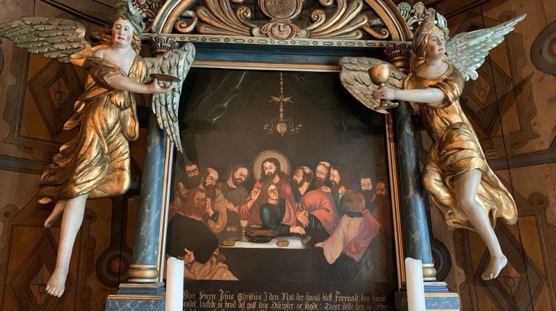 Altertavle frå Lom stavkyrkje frå 1669. Innramminga er frå 1721, av treskjerar Jakop Seterdalen. Foto: Britt Agnethe Enemo