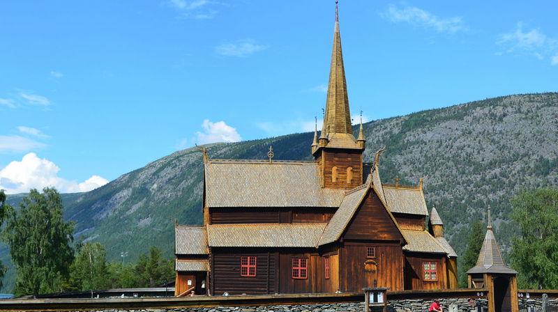 Lom kyrkje er ein av fleire flotte kyrkjer som presten arbeidar i.